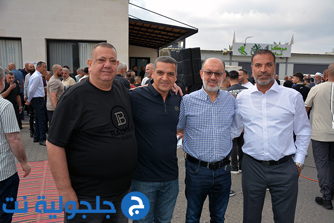 اهالي جلجولية يؤدون صلاة عيد الاضحى في ساحة مسجد الروضة في جلجولية 